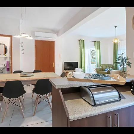 Apartment Omalia *